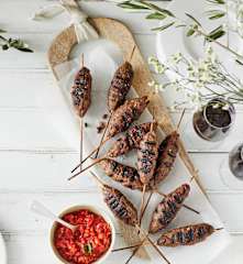 Rinderhack-Saté mit Paprikasauce