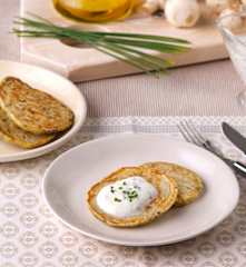 Blinis con champiñones y salsa de limón con cebollino