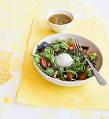 Ensalada con helado de queso roquefort y vinagreta de nueces