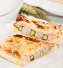 Hojaldre de espárragos blancos en conserva y salmón con bearnesa