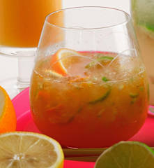 Caipirinha de tangerina e lima