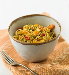 Noodles com caril de camarão e manga