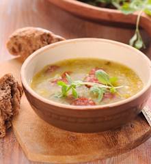 Kapustová polévka s pálivou klobásou