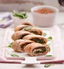 Rolada schabowa ze szpinakiem i suszonymi pomidorami