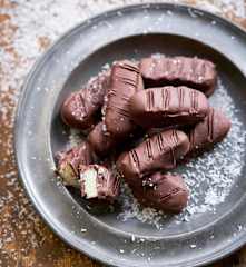 Barras de coco e chocolate