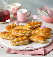 Panecillos de leche con relleno de atún y maíz