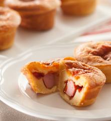 Muffins de maíz con salchichas, cheddar y salsa barbacoa