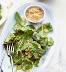 Spinatsalat in Curryrahm