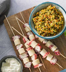 Brocheta de pulpo con ensalada de brócoli y mayonesa de jengibre