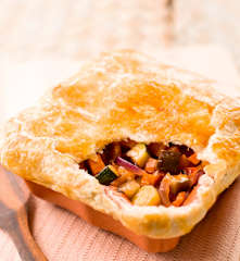 Salteado de legumes com massa folhada