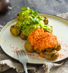 加纳利风味小土豆配绿酱和辣酱