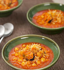 Garbanzos con fideos y mejillones