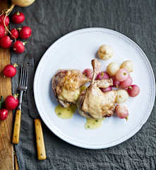 Coxas de pato com nabo e molho de laranja
