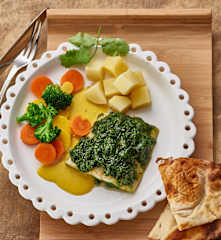 Indian-style Fish with Yoghurt Sauce, Potatoes and Vegetables