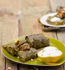 Gołąbki z liści winogron z kaszą jaglaną