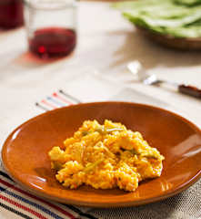 Arroz con pollo en adobo y judías verdes