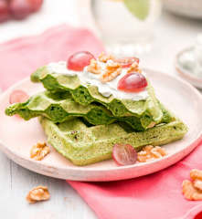 Gofry szpinakowe z kremem z gorgonzoli, winogronami i orzechami