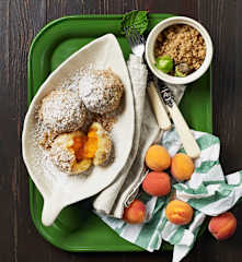 Meruňkové knedlíky v ořechové krustě