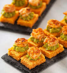 Canapé de langostino con puré de guisantes a la menta