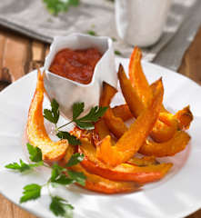 Gebratener Kürbis mit Tomatensauce