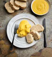 Frango com molho de cenoura e pão a vapor