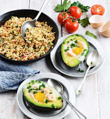 Œufs en cocotte d'avocat, crevettes et taboulé