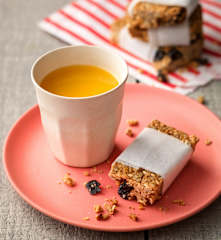 Barrette di granola e ciliegie