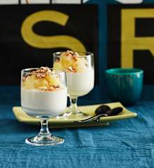 Joghurt-Mousse mit Apfel-Birnen-Kompott