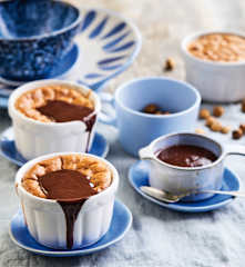 Soufflé de avelã com molho de chocolate