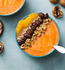 Smoothie bowl de zanahoria, naranja y mango