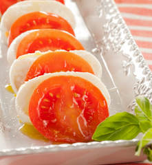 Ensalada caprese con aceite de albahaca