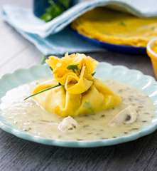 Crêpes de maíz dulce rellenas de pescado con champiñones