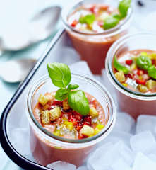 Polévka gazpacho s jahodami