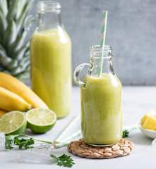 Smoothie z ananasem, limonką i awokado