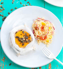 Papelote de pescada com laranja com cuscuz de tomate, pimentos e cebola roxa