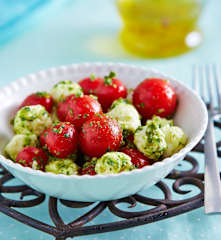 Ensalada de tomates y pesto de quelites