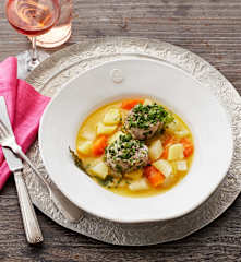 Kräutermedaillons auf Bouillongemüse