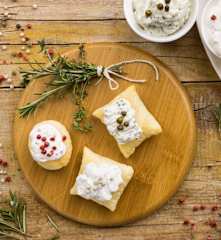 Salatini di pasta sfoglia con tris di creme ai pepi