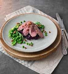 Gedämpfte Entenbrust mit knackigem Rotkraut & Erbsen