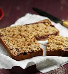 Tarte crumble de ruibarbo, frutos vermelhos e pera