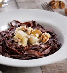 Tagliatelle de cacao con gorgonzola, pera y nueces