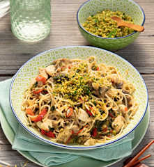 One Pot Asia Soup mit Eiernudeln und Huhn