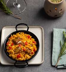 Arroz en textura de paella con carrillera ibérica y aroma de romero