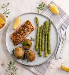 Łosoś ze szparagami i młodymi ziemniakami