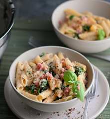 Pasta con salchichas en olla