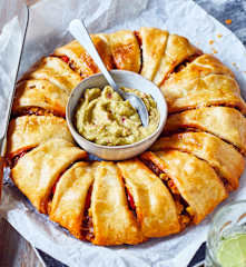 Mexikanischer Partyring mit Guacamole