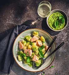 Gnocchi mit Walnusspesto und Lachs