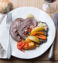 Ternera rellena con guarnición de verduras