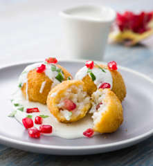 Arancini con granada y fondue de queso de cabra