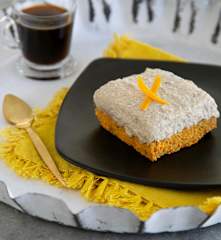 Ωμοφαγικό κέικ καρότου με γλάσο κρέμας από κάσιους